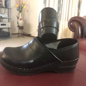 Black dansko clogs